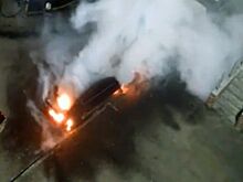 Видео: пожарным пришлось самостоятельно оттаскивать припаркованное авто, чтобы подъехать к месту ЧП