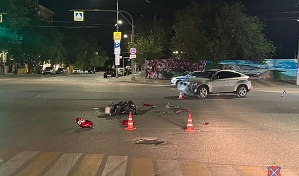 Момент столкновения BMW и мотоцикла в центре Волгограда попал на видео