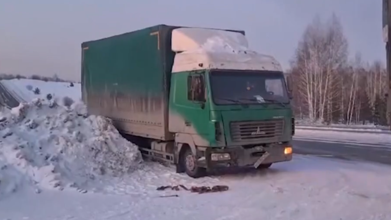 В Кузбассе сотрудники Госавтоинспекции помогли водителю грузового  автомобиля, которому стало плохо за рулем - Рамблер/авто