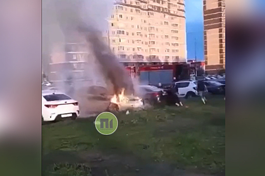 Загоревшийся автомобиль на парковке подмосковного ЖК попал на видео