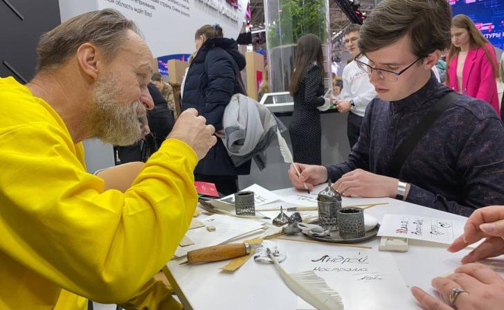 Гостей стенда Курской области в Москве научили писать перьями