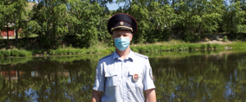 В Свердловской области участковый уполномоченный полиции вместе со стажером спасли двух детей, которые тонули в реке