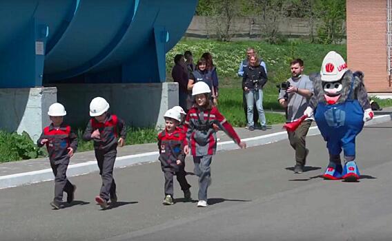 Дети сотрудников ЧЦЗ соревновались в беге с электротележкой
