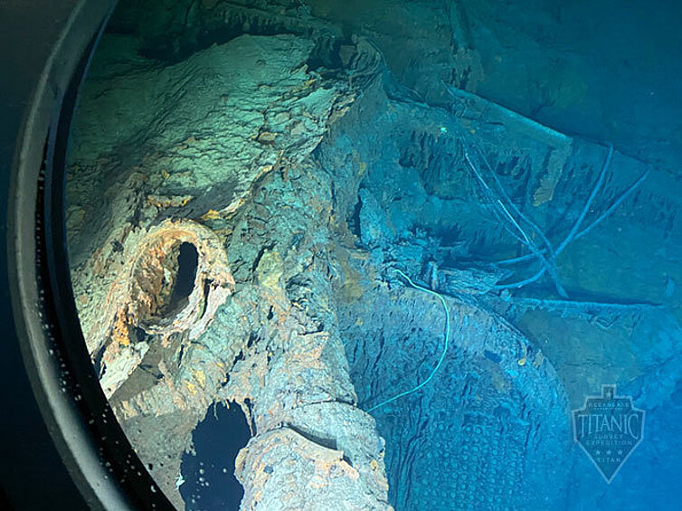 Крупный план палубного оборудования «Титаника» через иллюминатор подводного аппарата