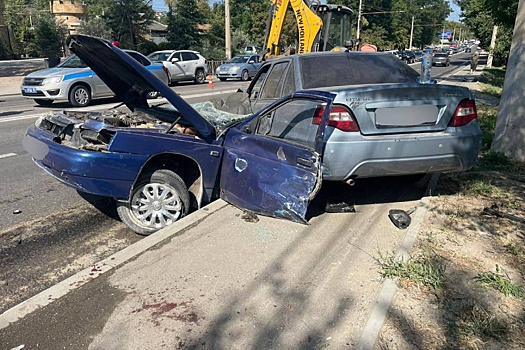 Фото: В Крыму "ВАЗ" разорвало пополам после крупной аварии