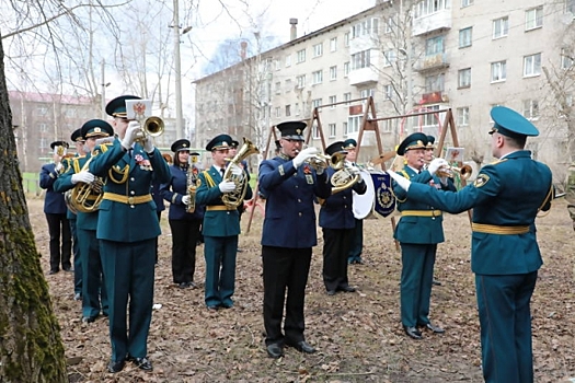 Под окнами архангельских ветеранов выступил духовой оркестр