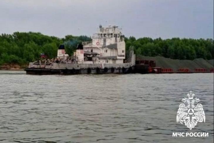 Пенсионеры чудом спаслись на Оби после столкновения с баржей