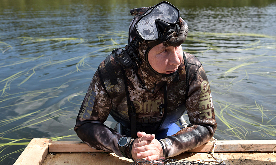 2017 год. Владимир Путин во время подводной охоты в гидрокостюме на каскаде горных озер в Республике Тыва. 