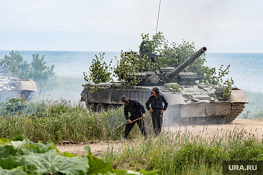 Танки с челябинскими двигателями разбирают вражеские «опорники»