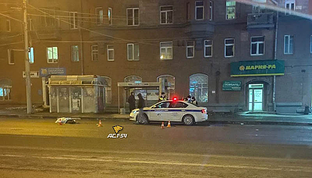 Сибиряк погиб на капоте Subaru на улице Станиславского