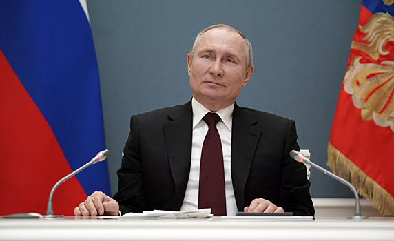 В Кремле объяснили, почему Путин откладывает ревакцинацию