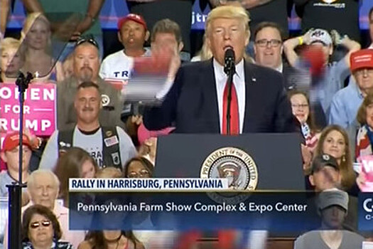 В Трампа во время речи бросили российские флаги