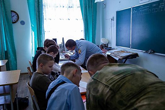Челябинские росгвардейцы обучают музыке ребят из школы-интерната