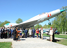 На аэродроме Чкаловский открыли памятник, посвященный Марине Попович