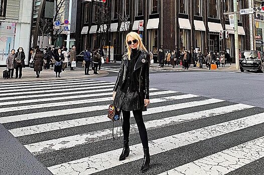 Яна Рудковская в и мини-юбке и чёрных ковбойских ботинках прогулялась в Токио
