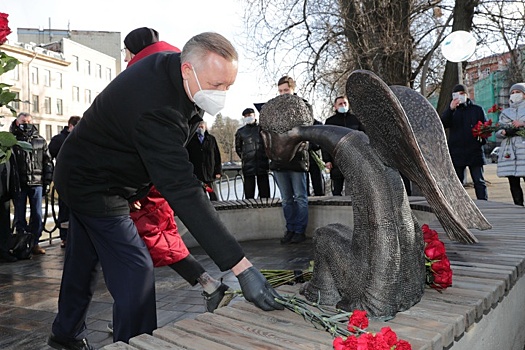 В Петербурге "отправляют в отставку" губернатора из-за скандала с памятником врачам