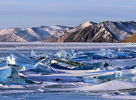 Легковой автомобиль провалился под лед на Байкале