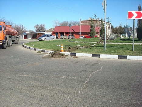 Пьяный кубанец помял своим Kia бордюр