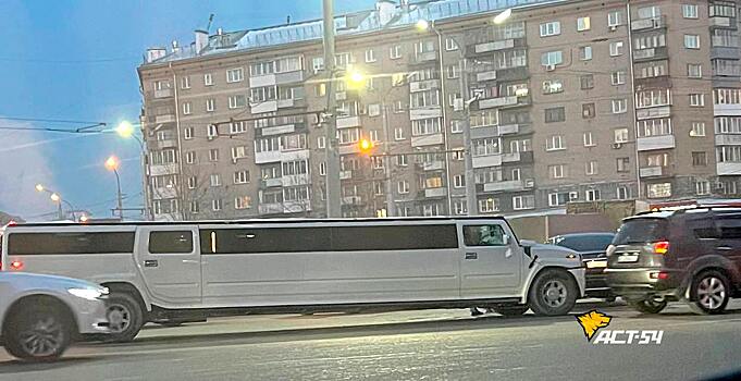 Лимузин с невестой попал в ДТП на площади Калинина