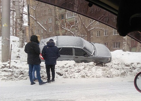 «Лада» залетела на сугроб после аварии с «Ауди» на Затулинке