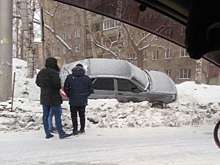 «Лада» залетела на сугроб после аварии с «Ауди» на Затулинке