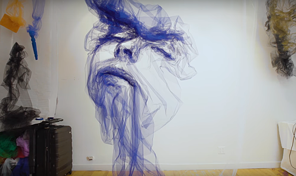 Как застывший дым: художник превращает ткань в портреты