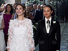 Лили Джеймс и Алисия Викандер поженились в мини-сиквеле "Четыре свадьбы и одни похороны"