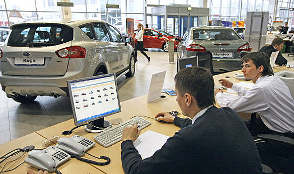 Россияне на четверть сократили расходы на покупку авто