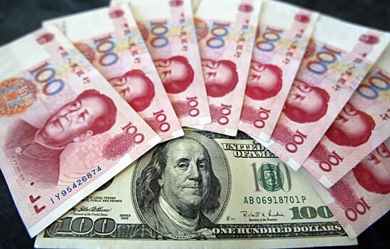 Каким россиянам стоит закупить юань, рассказал эксперт
