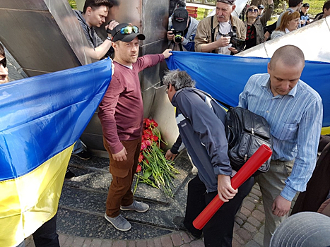 Националисты напали на участников первомайской демонстрации в Харькове