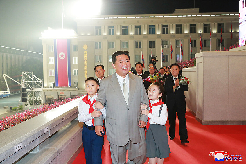 Северокорейский лидер Ким Чен Ын с детьми на торжественном мероприятии в честь годовщины основания КНДР, 2021 год
