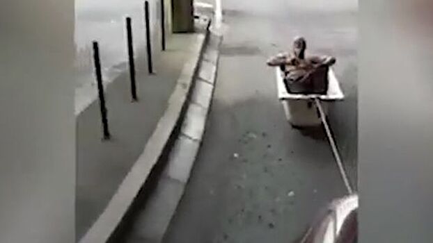 Видео: полуголый мужчина, рискуя жизнью, прокатился в ванной по трассе