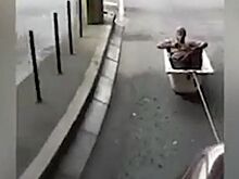 Видео: полуголый мужчина, рискуя жизнью, прокатился в ванной по трассе