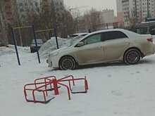 В Арбекове иномарка обосновалась на детской площадке