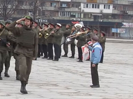 В Запорожье ветеран с советской символикой вышел на марш нацгварии. Видео