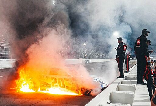 Пилот NASCAR поджёг свою машину во время празднования победы в гонке