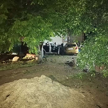 На Кубани пьяный водитель протаранил машину, припаркованную во дворе дома
