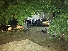 На Кубани пьяный водитель протаранил машину, припаркованную во дворе дома