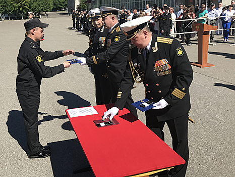 В Калининграде проходит торжественный выпуск мичманов для ВМФ России