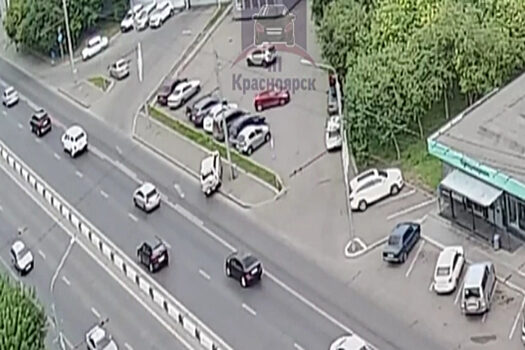 На Тотмина автоледи без полиса ОСАГО разбила 4 автомобиля