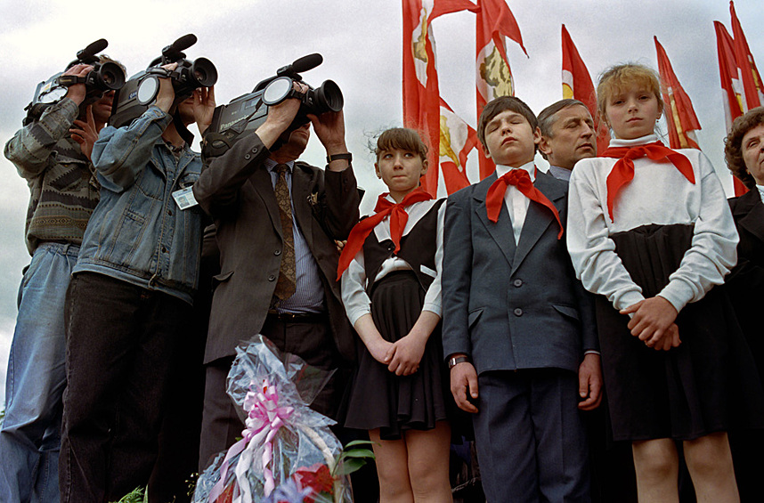 Пионеры во время выступления лидера коммунистов Геннадия Зюганова в центре Красноярска, 1996 год.