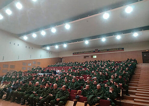 Музыкант Игорь Растеряев и Ансамбль песни и пляски ЦВО выступили для мобилизованных в Свердловской области