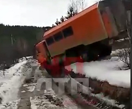 Вахтовый автобус перевернулся в лесу под Златоустом