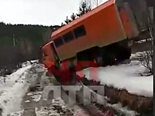 Вахтовый автобус перевернулся в лесу под Златоустом