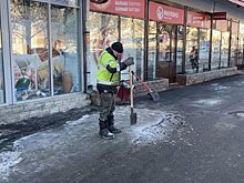 Перед кировскими коммунальщиками стоит задача расчистить пешеходные части до твердого основания