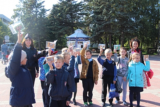 ГИБДД вместе со школьниками провели профилактическую акцию «Протяни руку помощи»