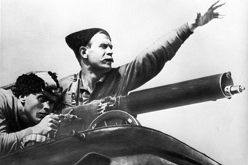 Актеры Леонид Кмит (в роли Петьки) и Борис Бабочкин (в роли Василия Чапаева) в кадре из художественного фильма «Чапаев» (1934).