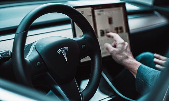 Авто Tesla научились определять, что водитель не держит руки на руле