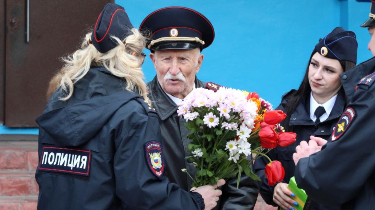 Владимирская полиция поздравила с 79-й годовщиной Победы фронтовика Анатолия Гаврилова