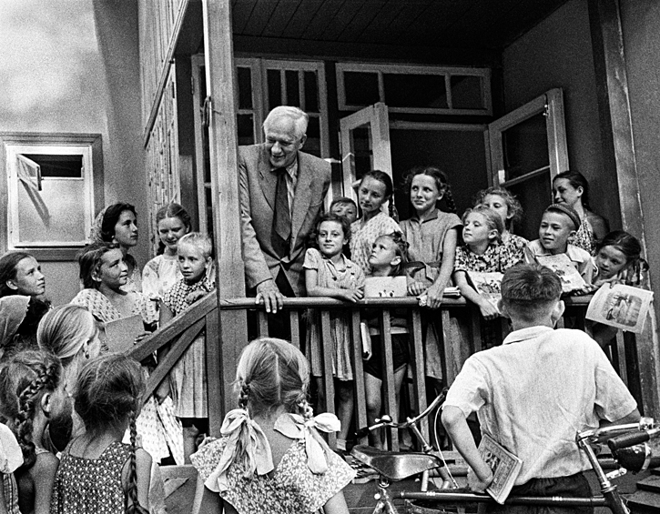 Корней Чуковский беседует с детьми, пришедшими обменять книги в библиотеке на даче писателя, 1957 год